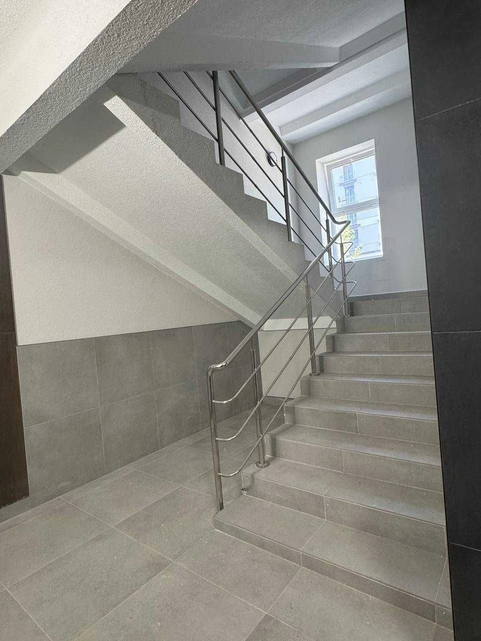One-bedroom apartment near City Lake and park!