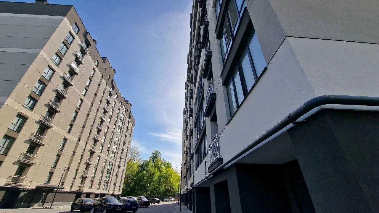 One-bedroom apartment near City Lake and park!