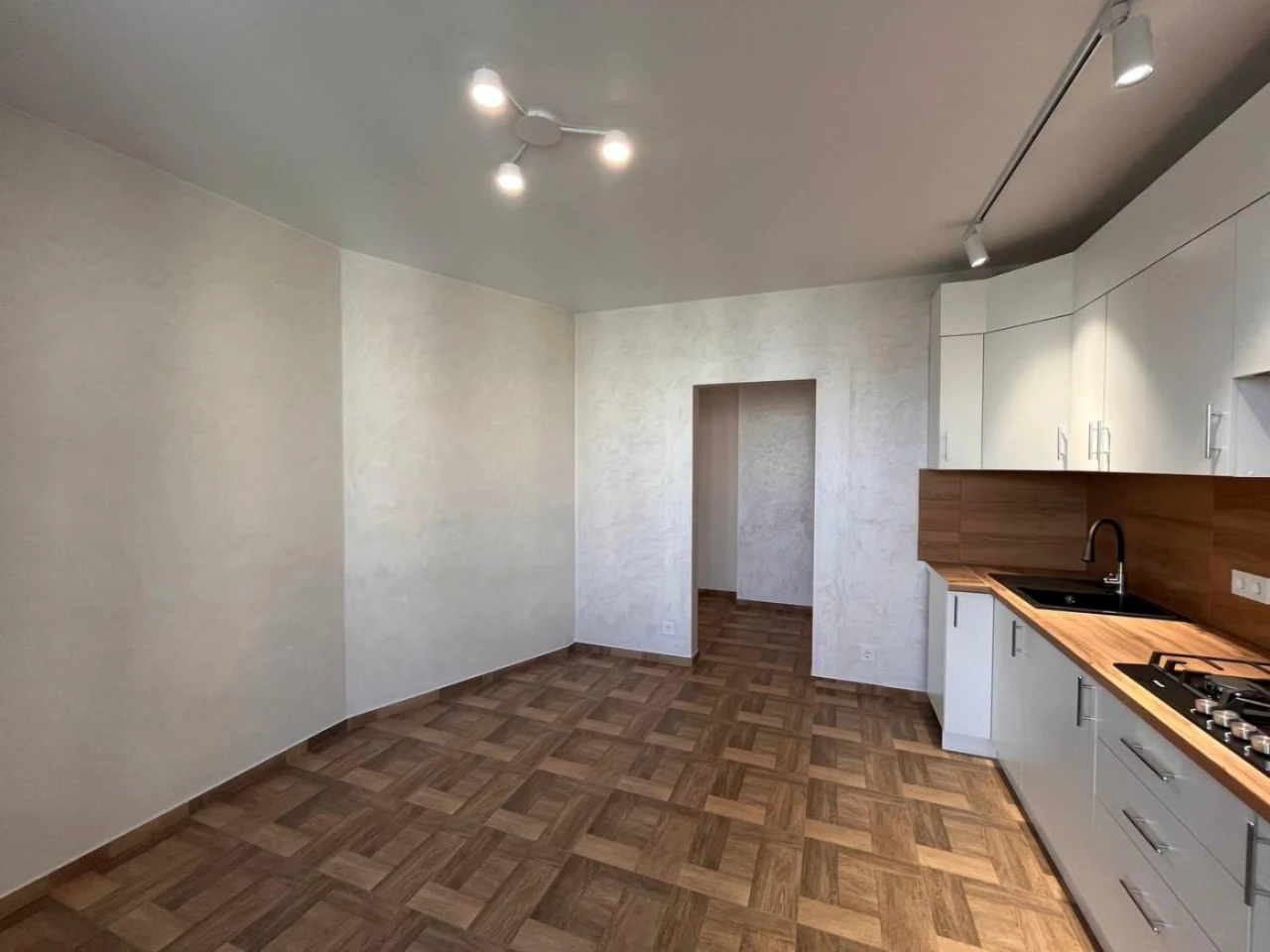 Sale of 1-room apartment with renovation in a new building