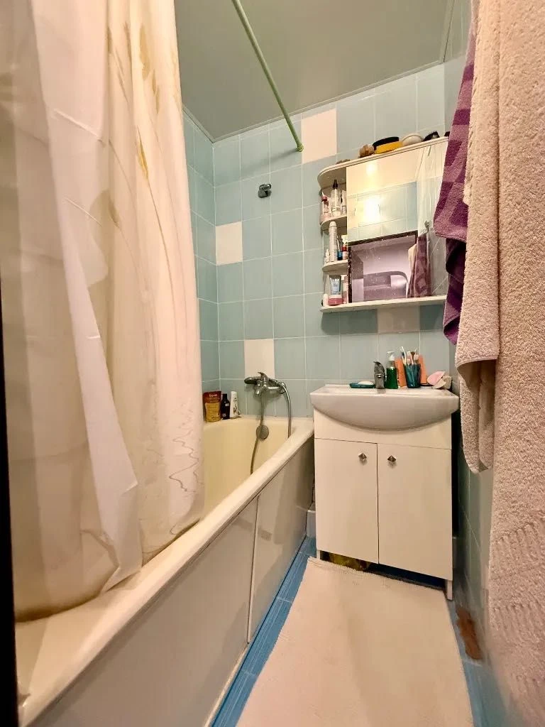 Продається 2-кімнатна квартира в ЖК "Тополь-2", будинок 34, біля кінотеатру "Січ"