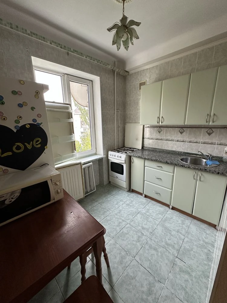 Urgent sale of a 1-bedroom apartment in Pechersk