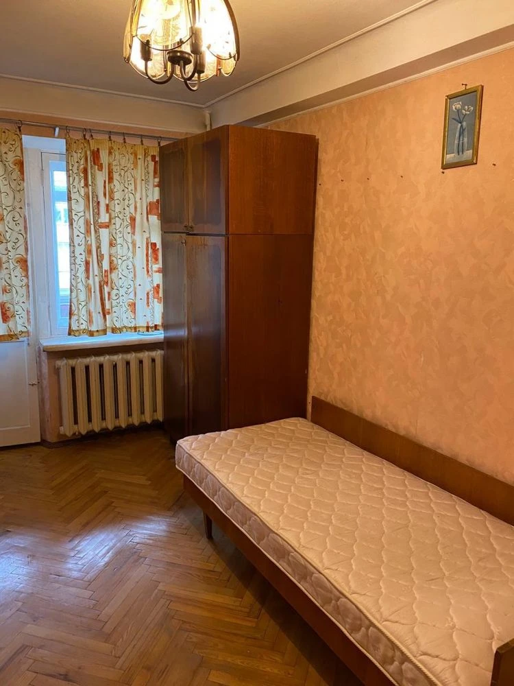 продаж 2-кім квартири на бульварі Лесі Українки