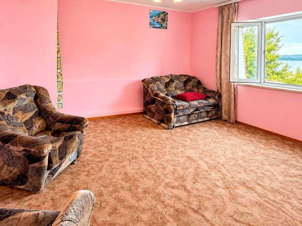 House. Dnipro, Riverbank
