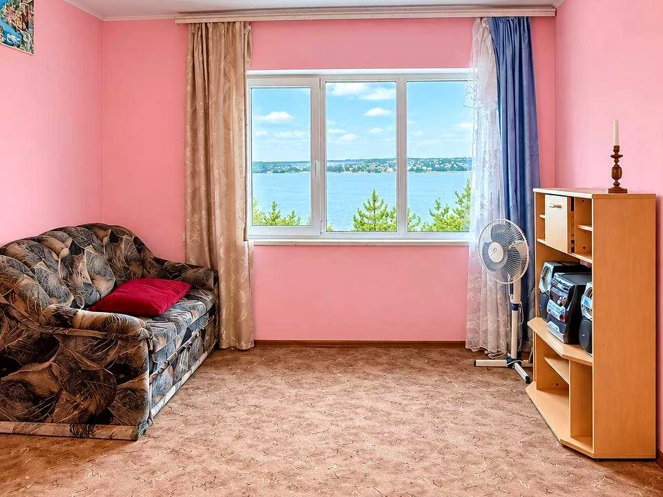 House. Dnipro, Riverbank