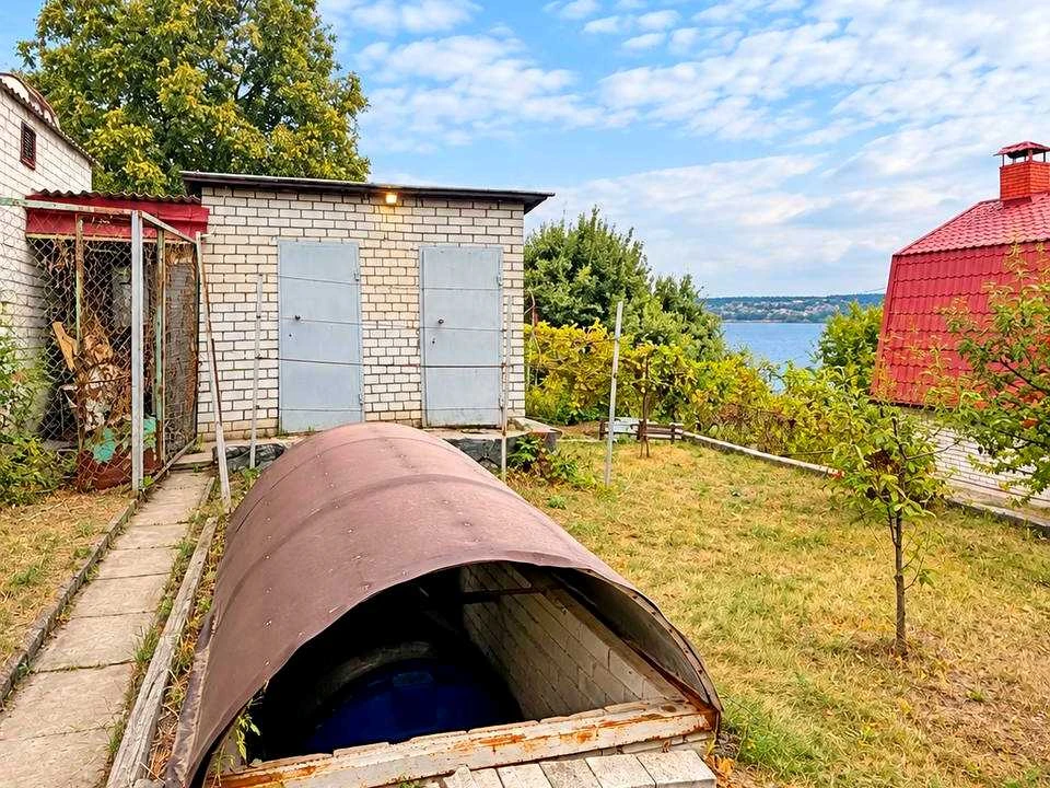 House. Dnipro, Riverbank