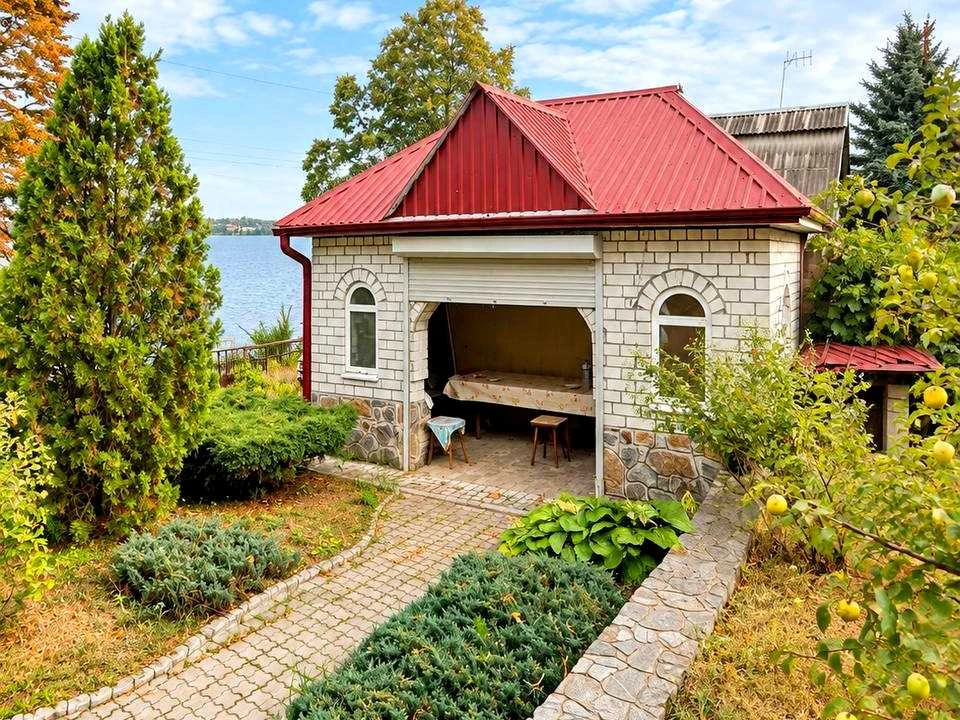 House. Dnipro, Riverbank