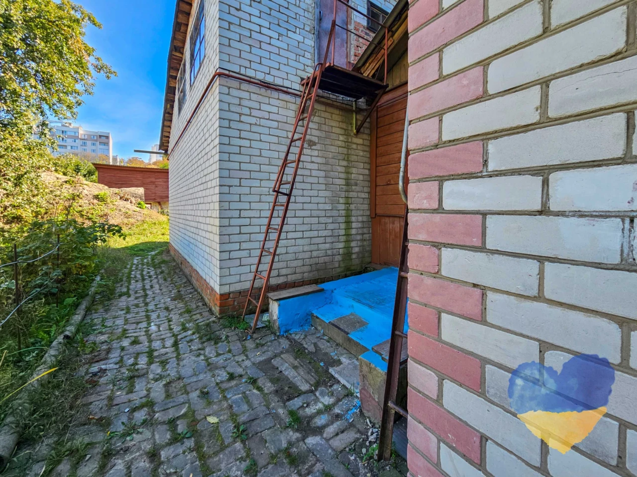 Cozy 2-bedroom apartment with its own plot in the city