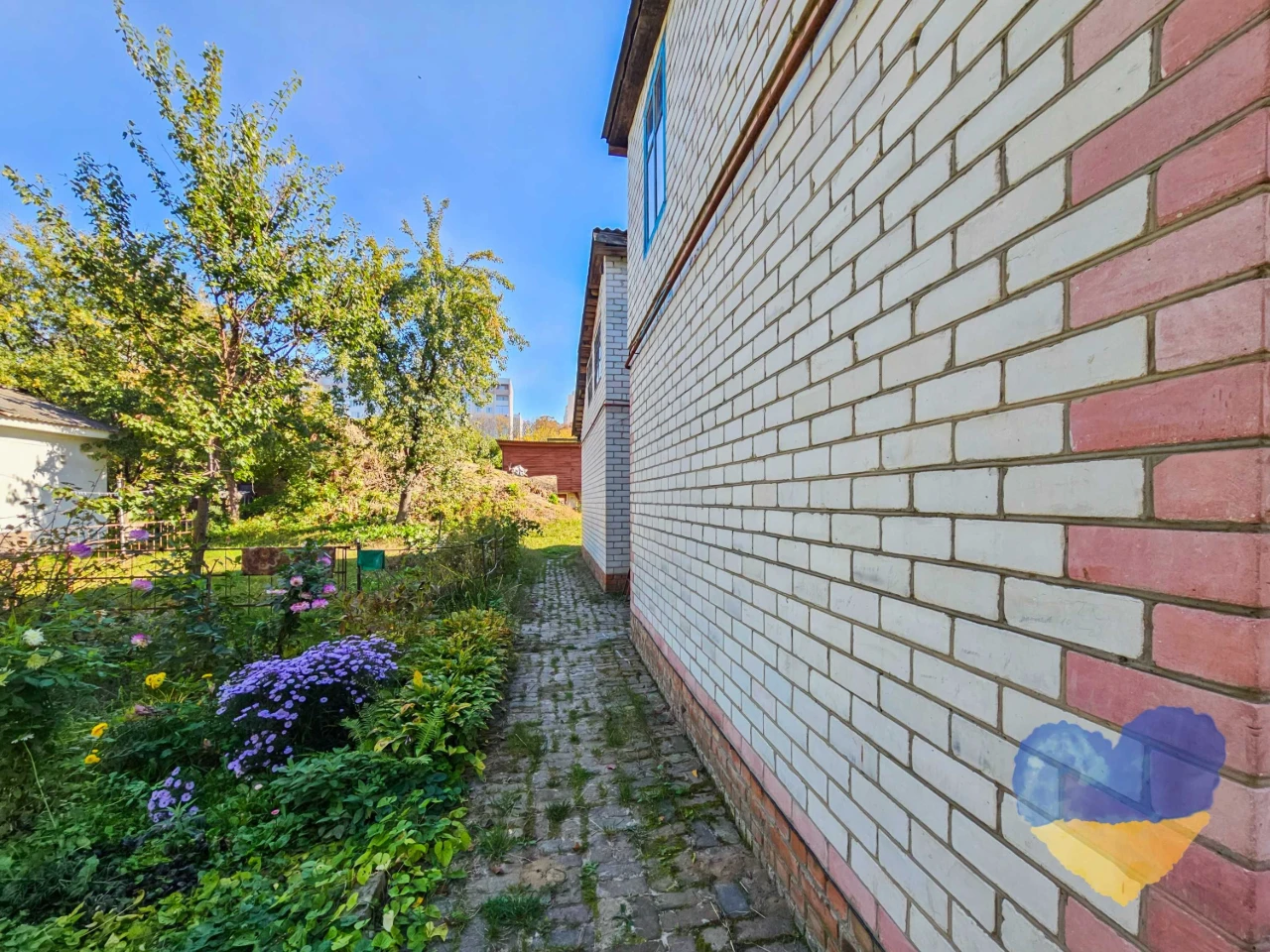 Cozy 2-bedroom apartment with its own plot in the city