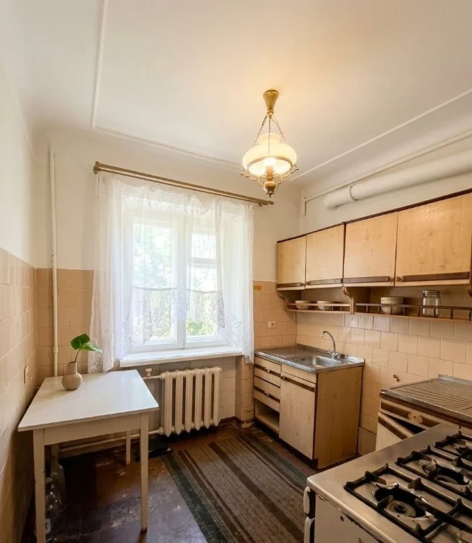 For Sale: 3-room apartment on Student Boulevard
