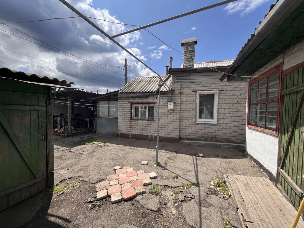Продаж половини будинку в районі проспекту Металургів, 6