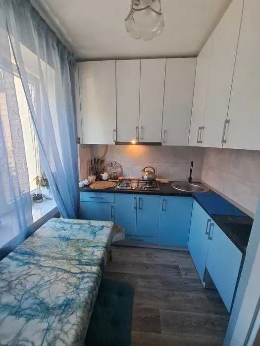 Selling 1-room apartment 29 sq.m. in a brick building. 3rd floor/9 floors. Near АТБ Markets. 2 schools.