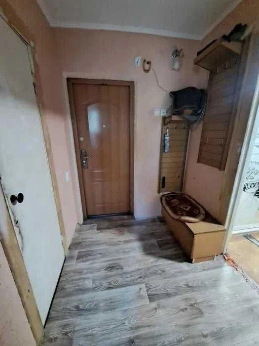 Selling 1-room apartment 29 sq.m. in a brick building. 3rd floor/9 floors. Near АТБ Markets. 2 schools.