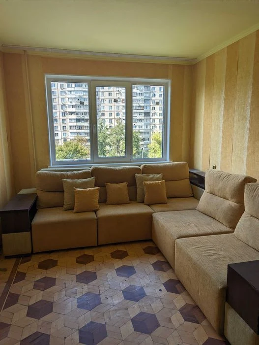 Selling a 4-room apartment, four-room apartment 522, M. Saltovskaya microdistrict