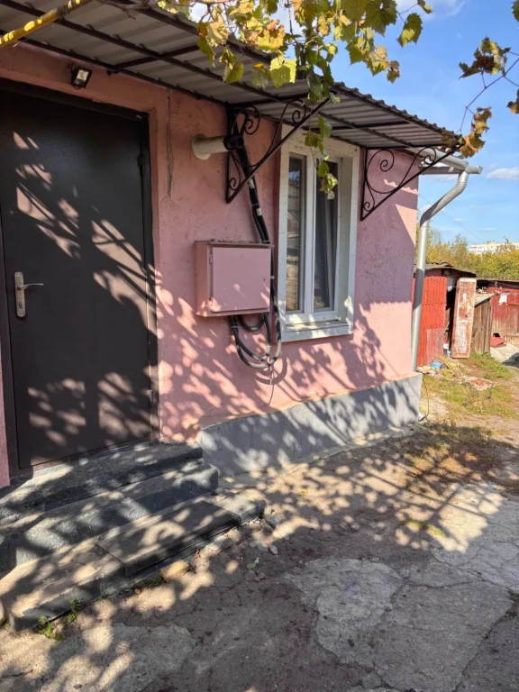 House Sale, Center