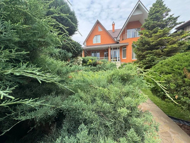 For sale, a large house with renovation