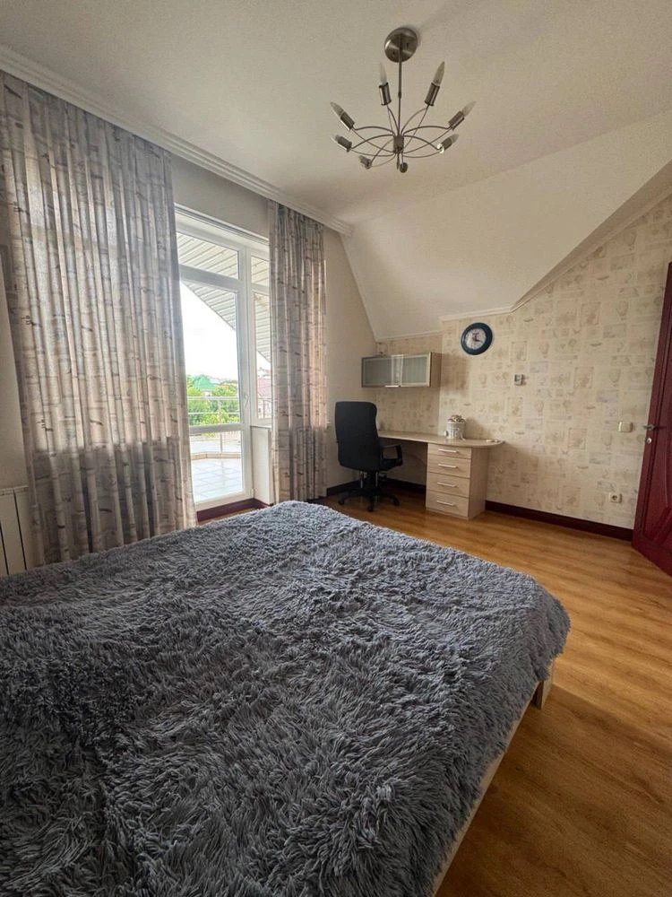 For sale, a large house with renovation