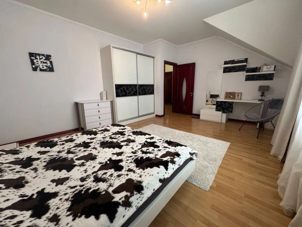 For sale, a large house with renovation