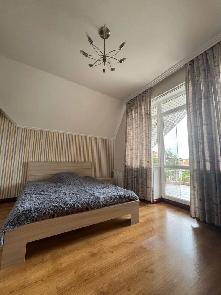 For sale, a large house with renovation