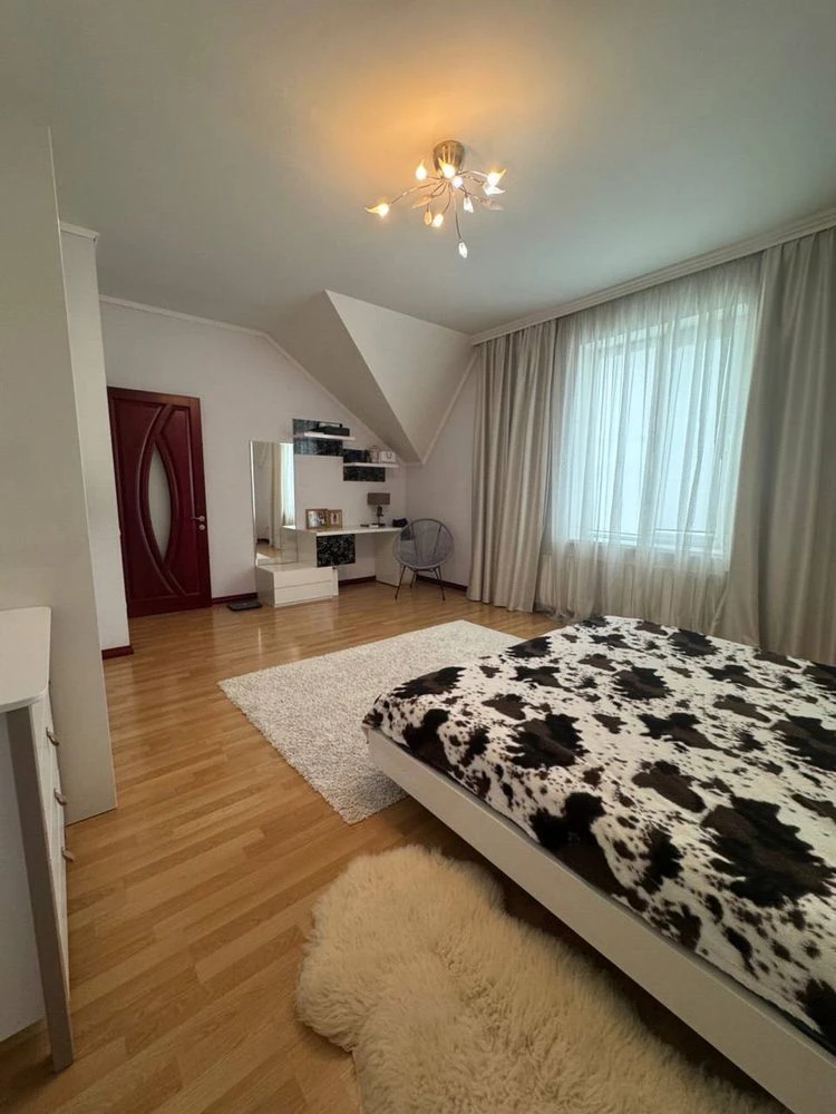 For sale, a large house with renovation