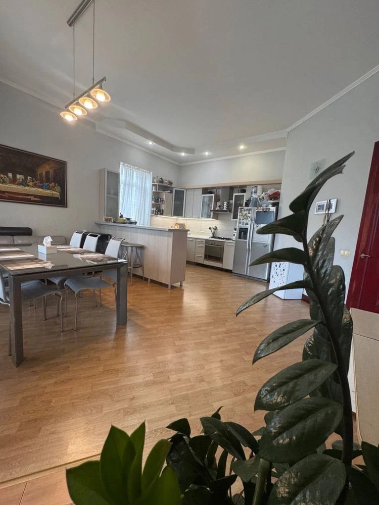 For sale, a large house with renovation