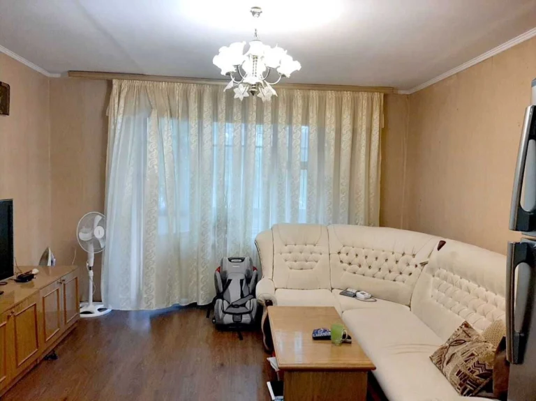 For sale 5-room apartment (Czech-style) in Levoberezhny-3