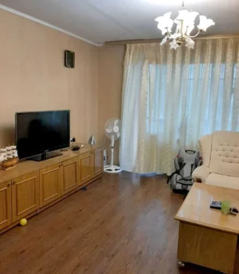 For sale 5-room apartment (Czech-style) in Levoberezhny-3