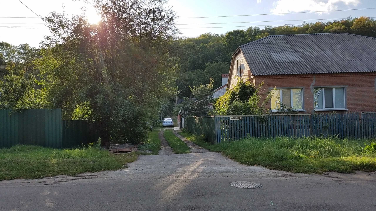 Власник. Колiйна 171.  12,5 соток. Комунiкацii. Пiд ремонт а