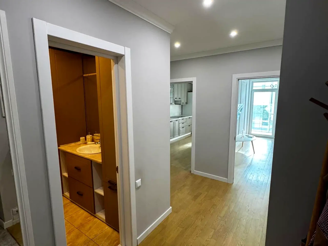 Rent 2-bedroom apartment 70 sq m on the 4th floor