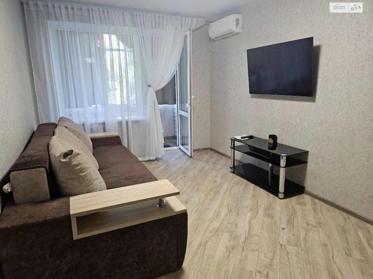 Довгострокова Аренда Квартири, Робоча
