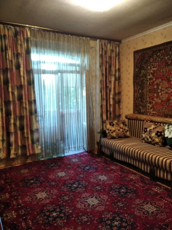 Продам  2 к. квартиру в кирпичном доме , сталинка на ХТЗ ,по