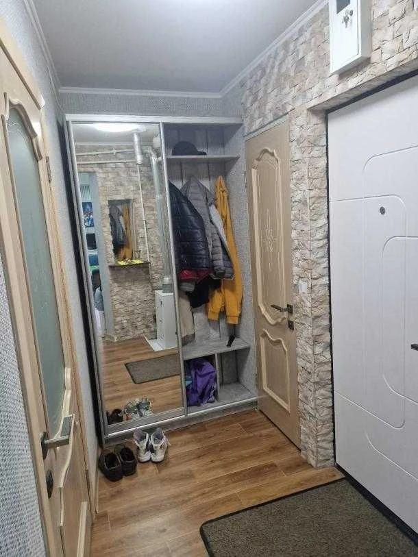 Selling a 1-bedroom apartment on Gordienkovskaya, near Levada metro station.