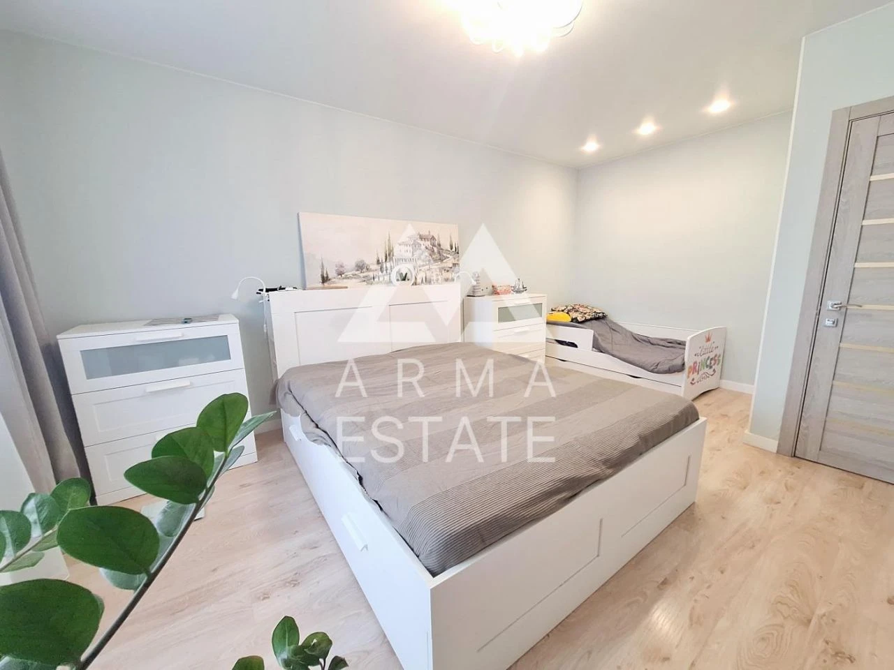 Продається трикімнатна квартира (93 м²) у Києві, Дарницький район