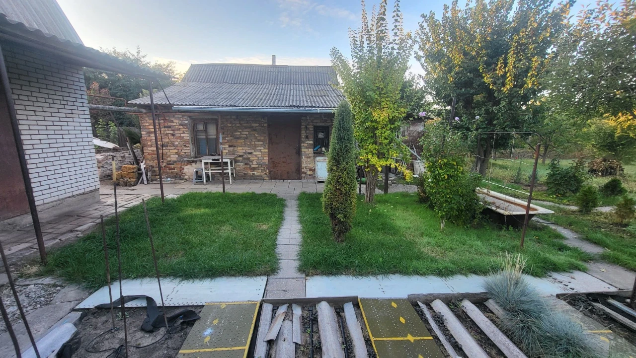 House, Green Yard.