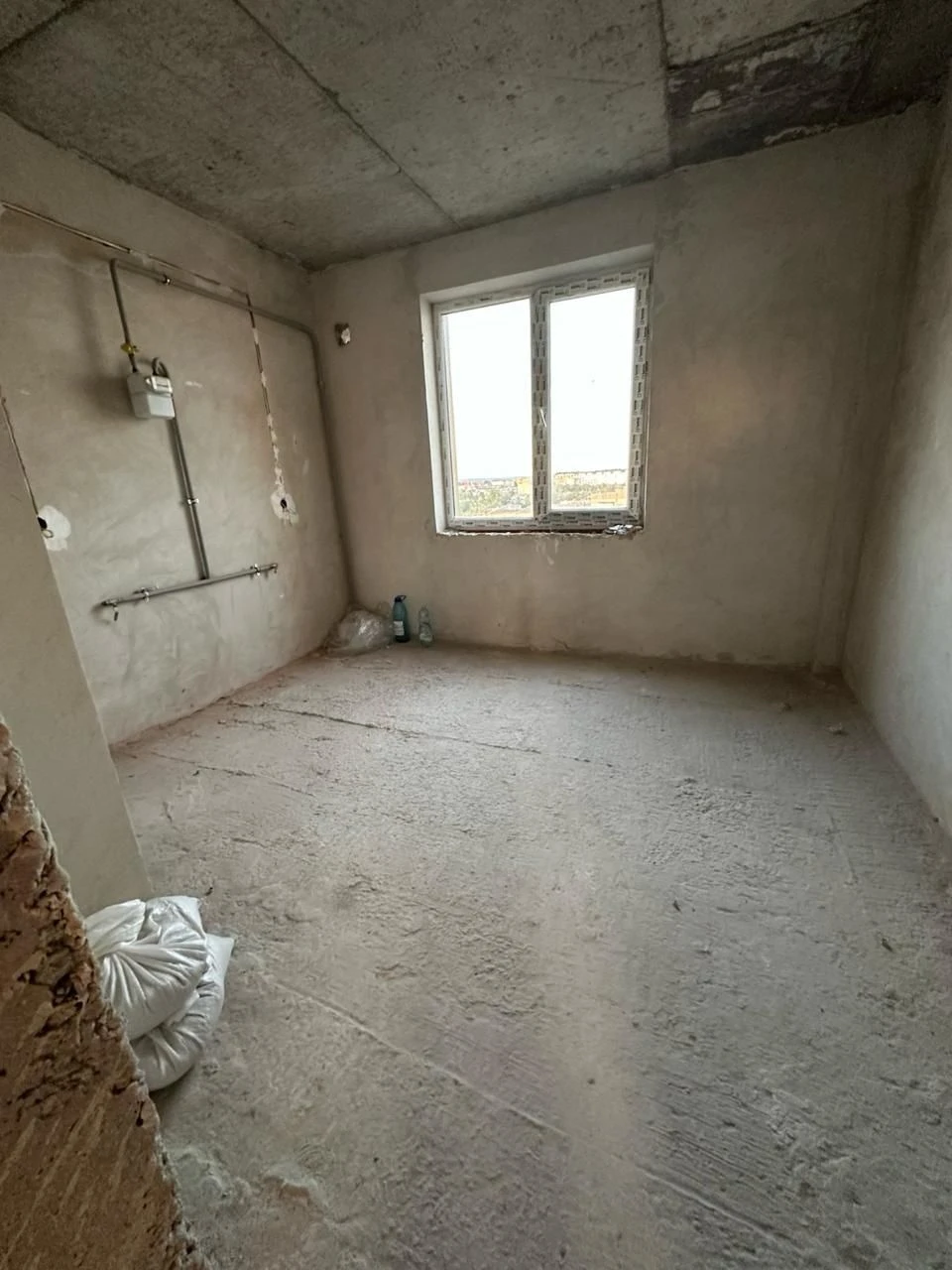 For sale: 4-room raw apartment