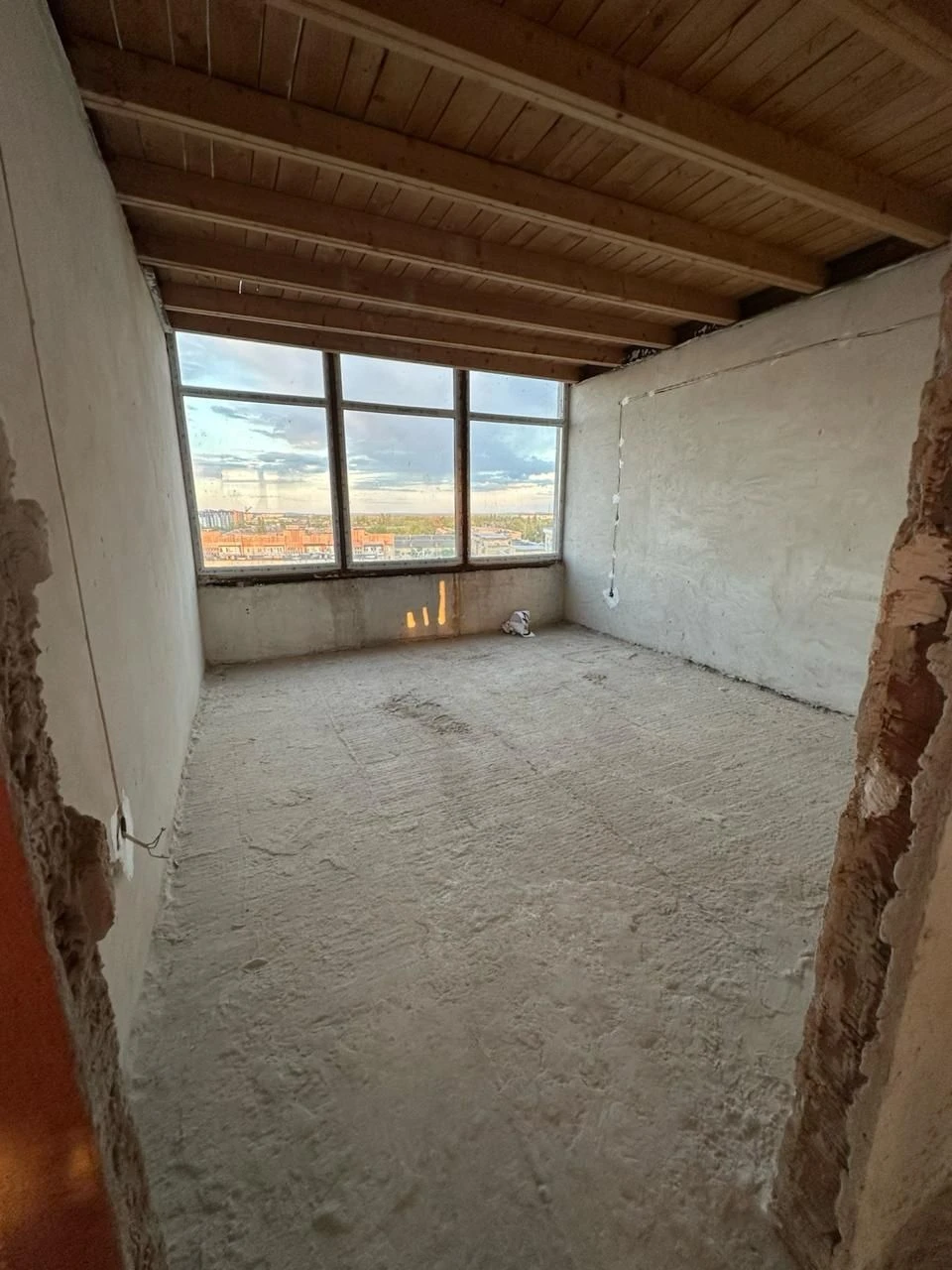 For sale: 4-room raw apartment