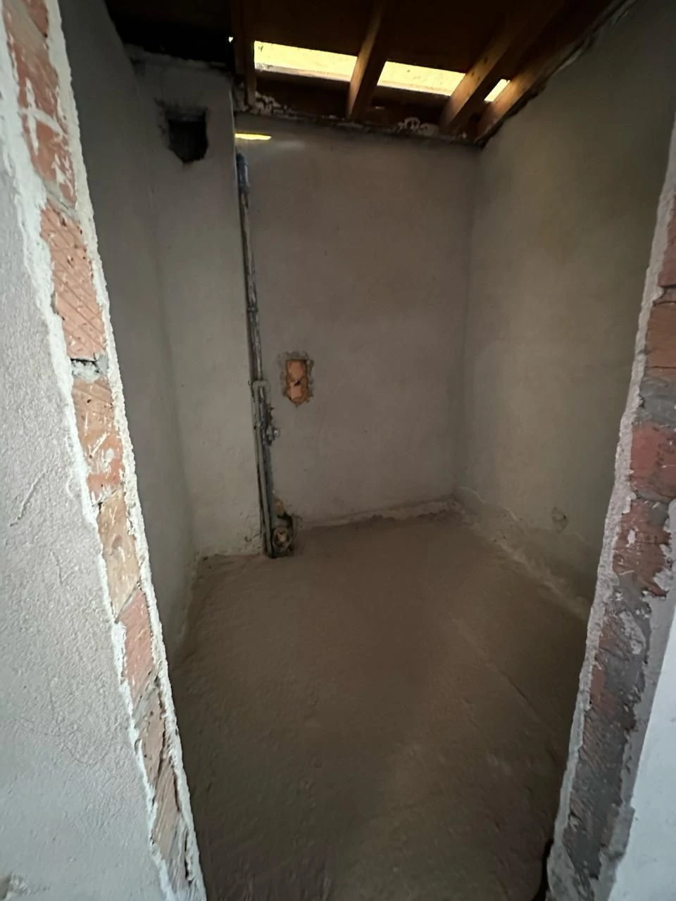 For sale: 4-room raw apartment