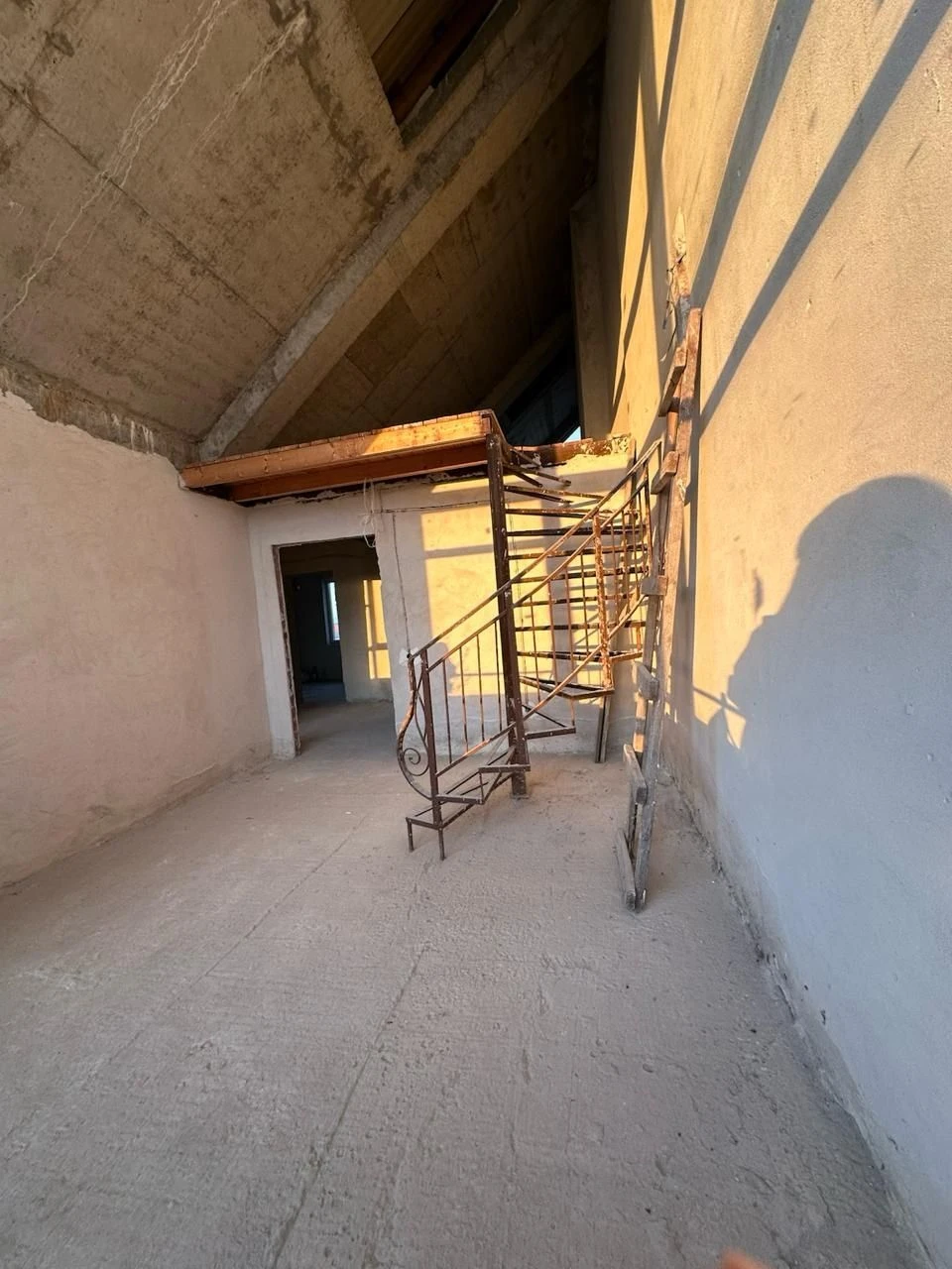 For sale: 4-room raw apartment