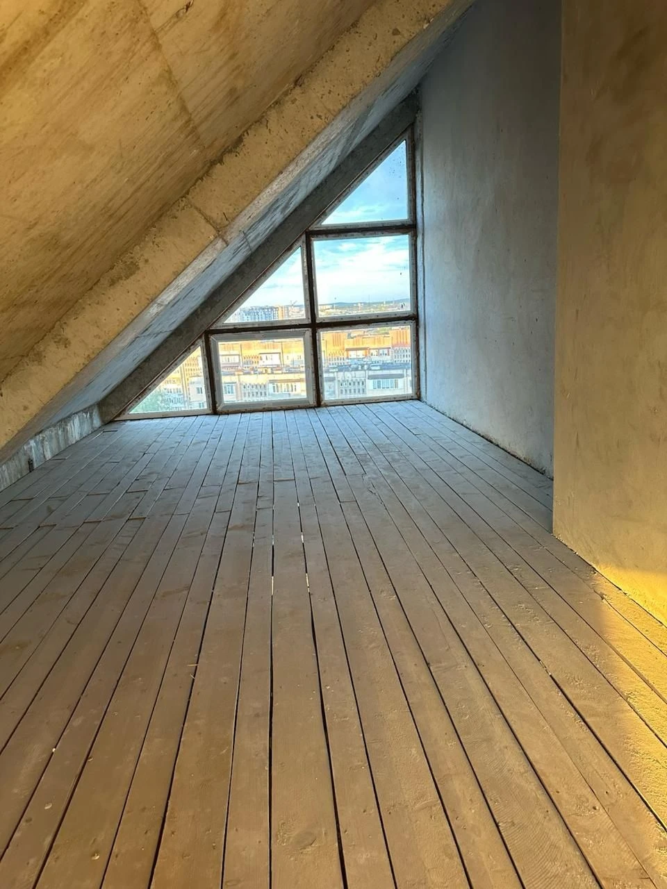 For sale: 4-room raw apartment