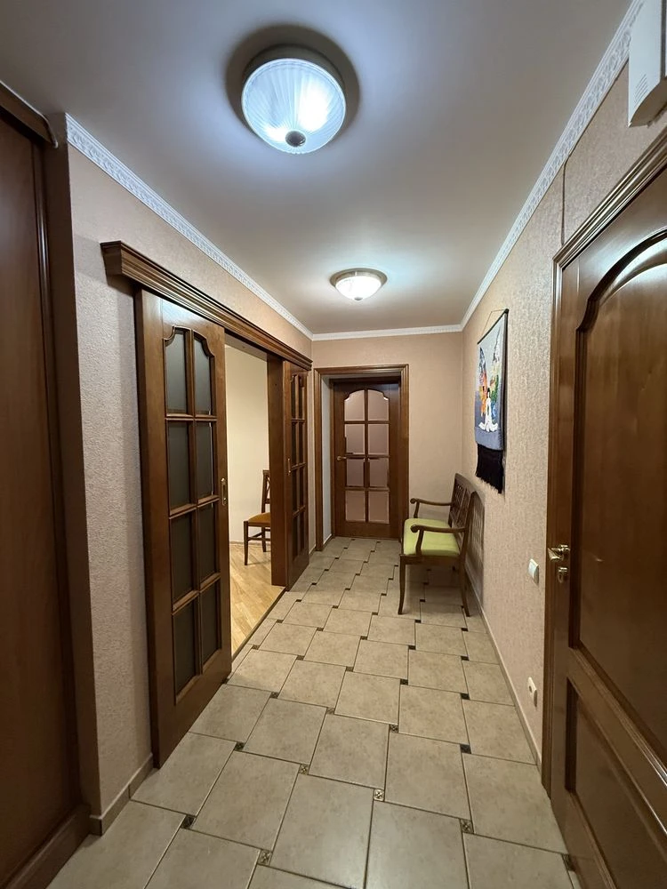 Продається 2-кімнатна квартира на Лівобережній, вулиця Шептицького, 3-Г
