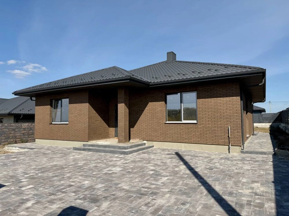 Modern American-style house 120m2, plot of 7 acres, connected