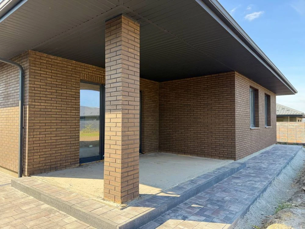 Modern American-style house 120m2, plot of 7 acres, connected