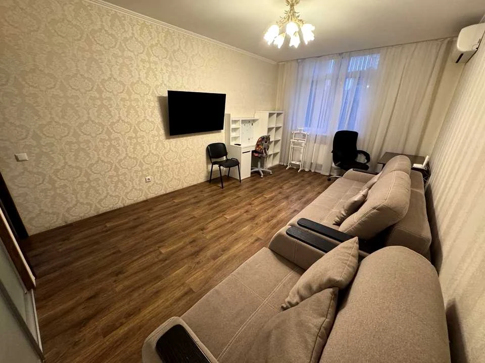 Квартира. Київ, Саперно-Слобідська вулиця