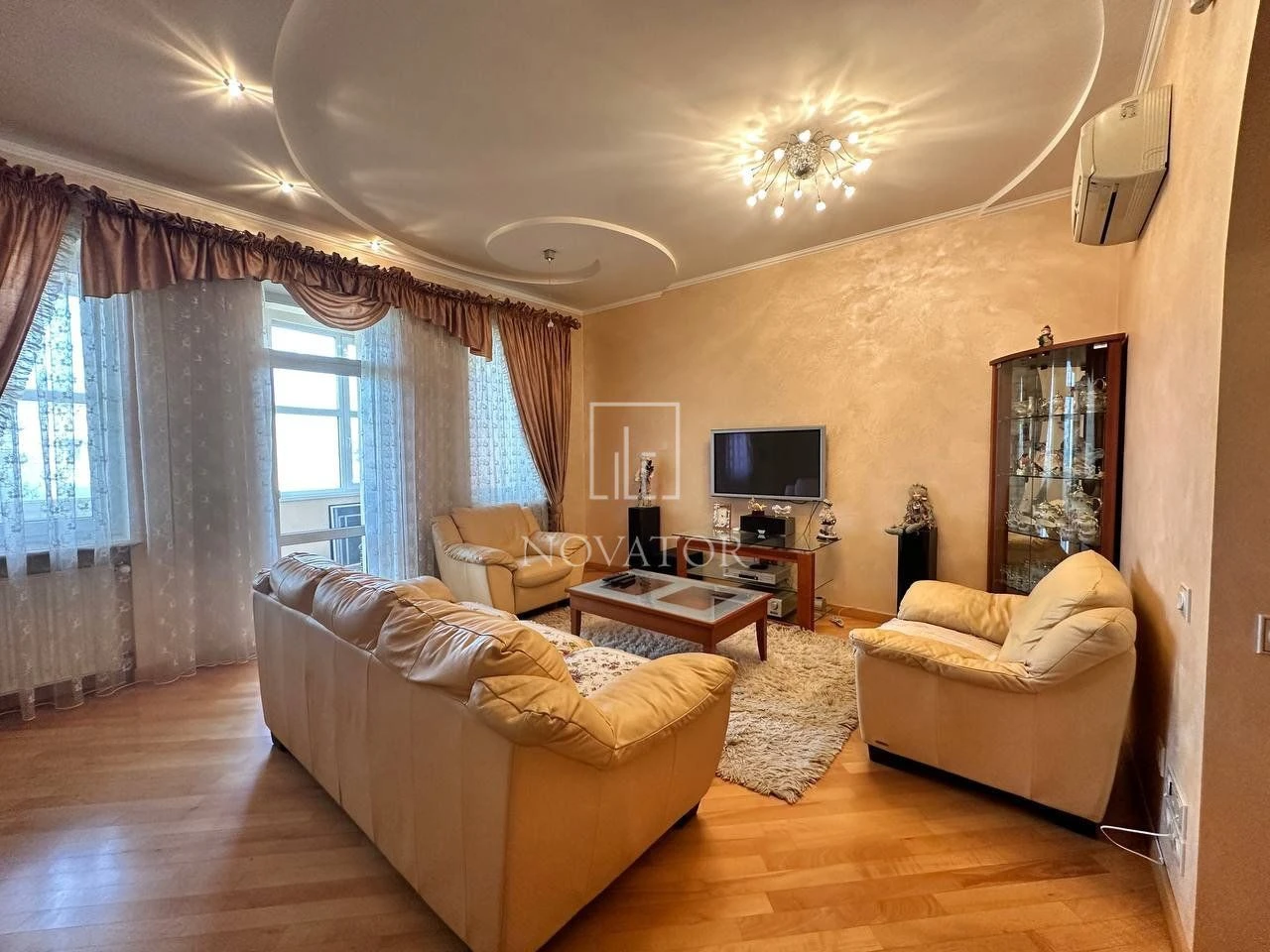 Продається простора 4-кімнатна квартира в центрі міста