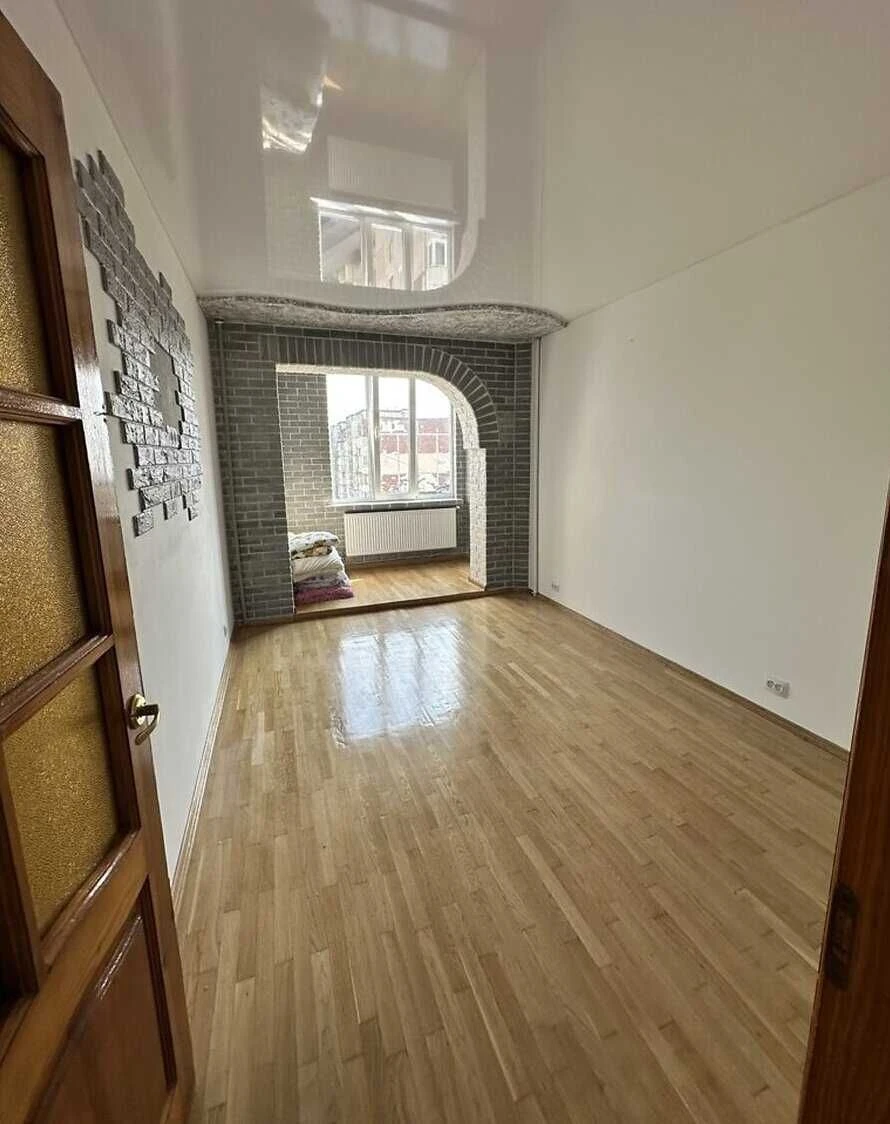 3 room apartment on вул. Sимоненка