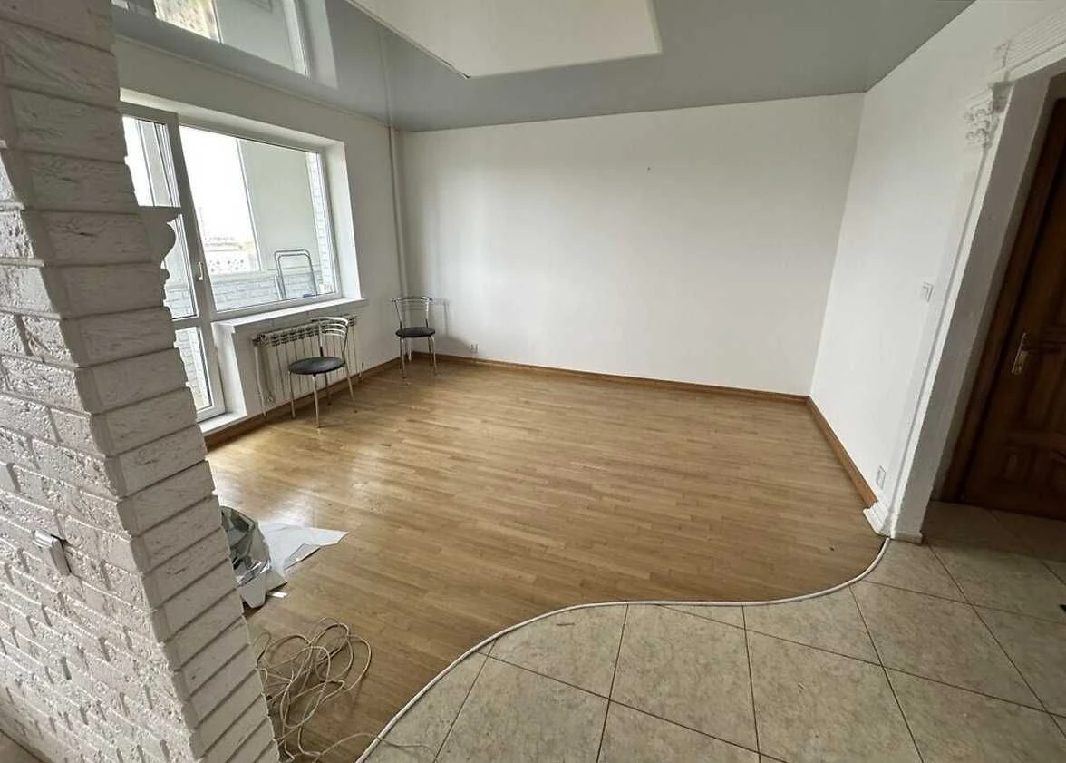3 room apartment on вул. Sимоненка