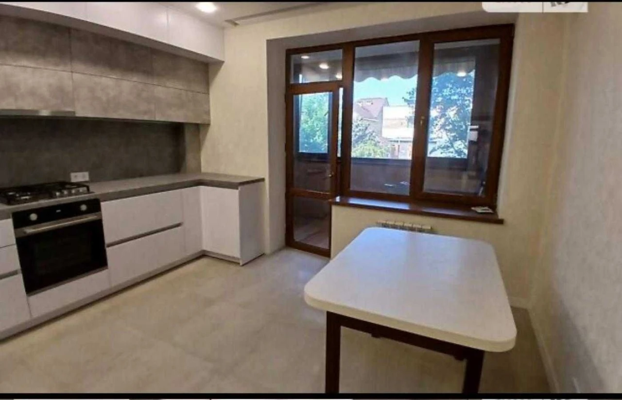 3 -bedroom/Renovated/Apartment Complex/Sea