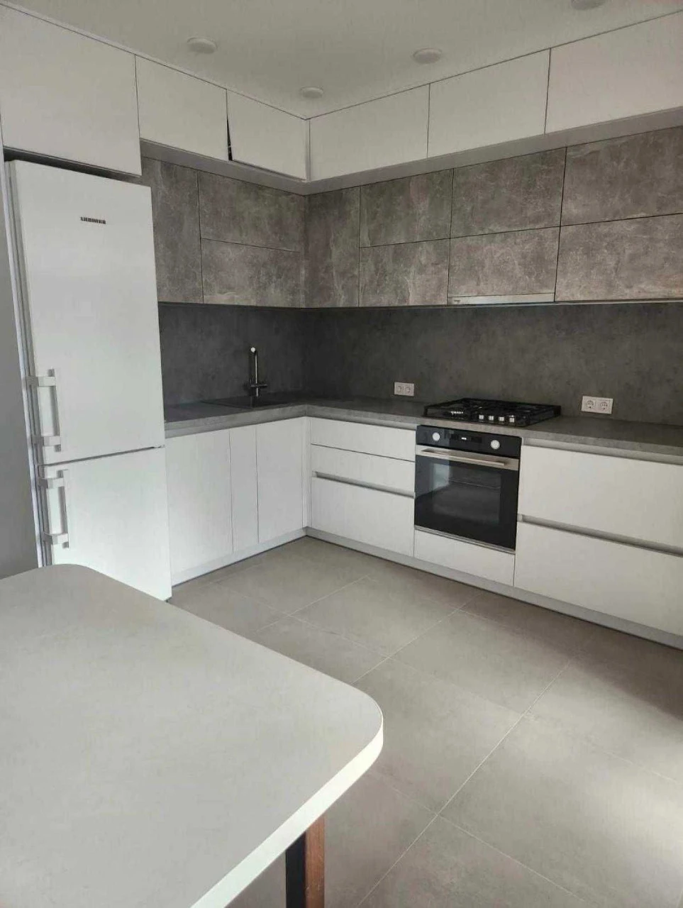 3 -bedroom/Renovated/Apartment Complex/Sea