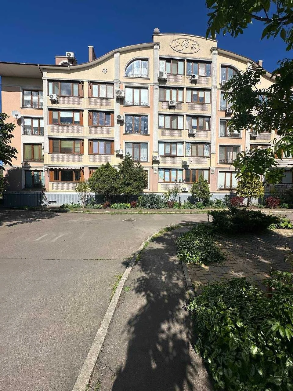 3 -bedroom/Renovated/Apartment Complex/Sea