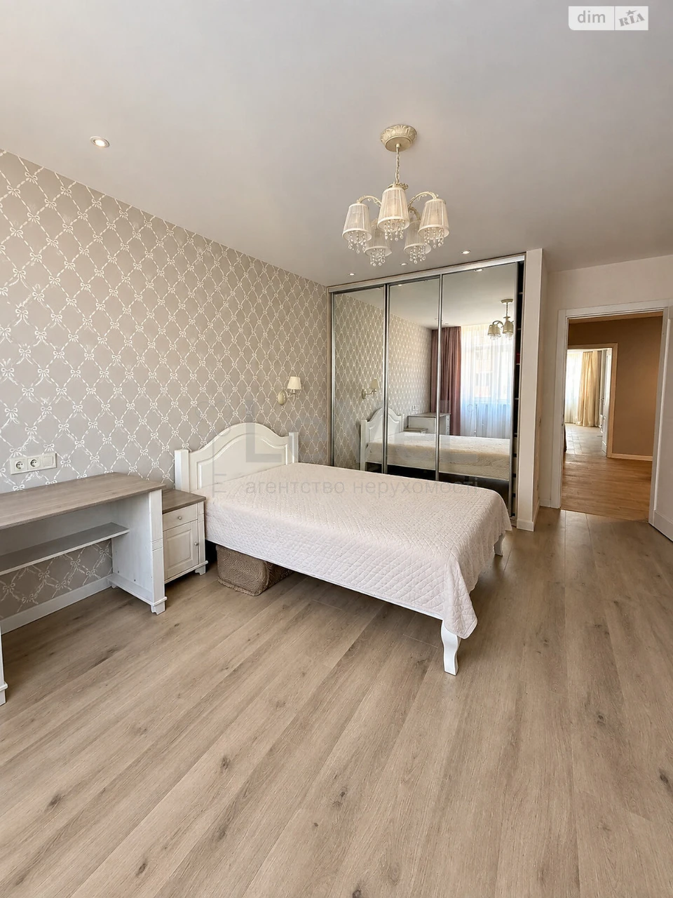 Apartment for Sale, Holosiiv