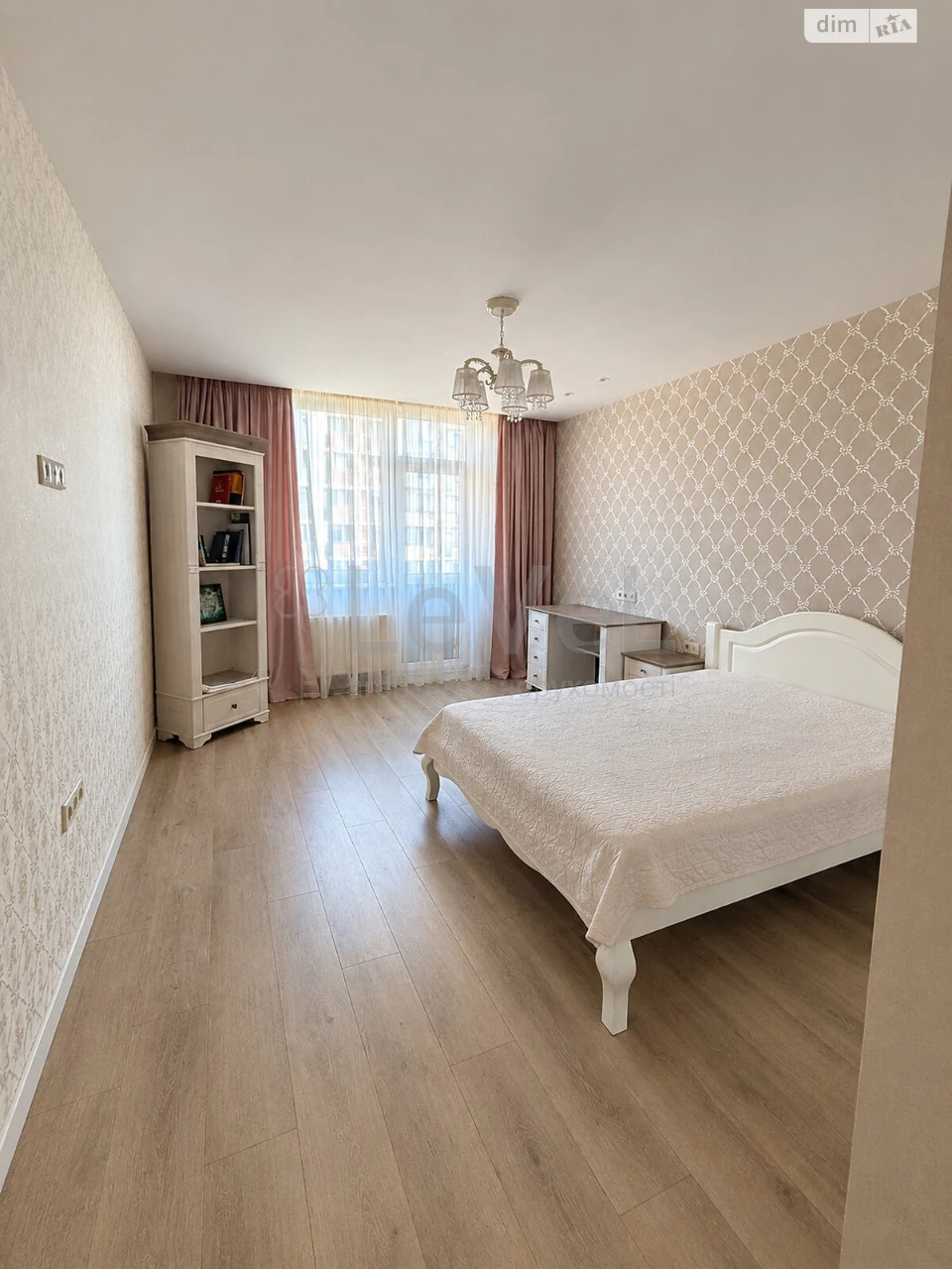 Apartment for Sale, Holosiiv